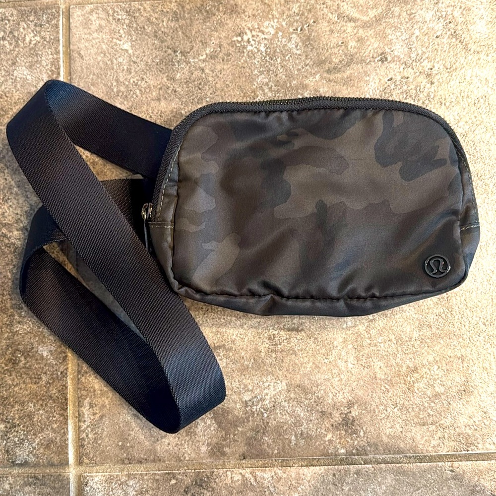 Lululemon Everywhere Belt bag 1 L Camo